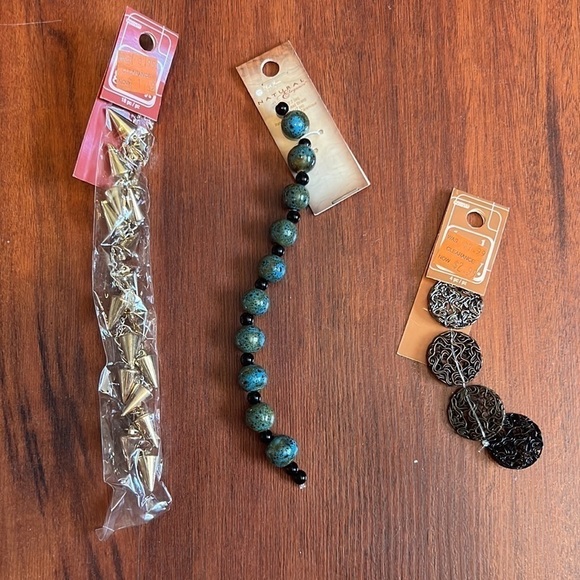 16 pieces Jewelry making supplies, beads, crimps, closures, pendants - Picture 7 of 7